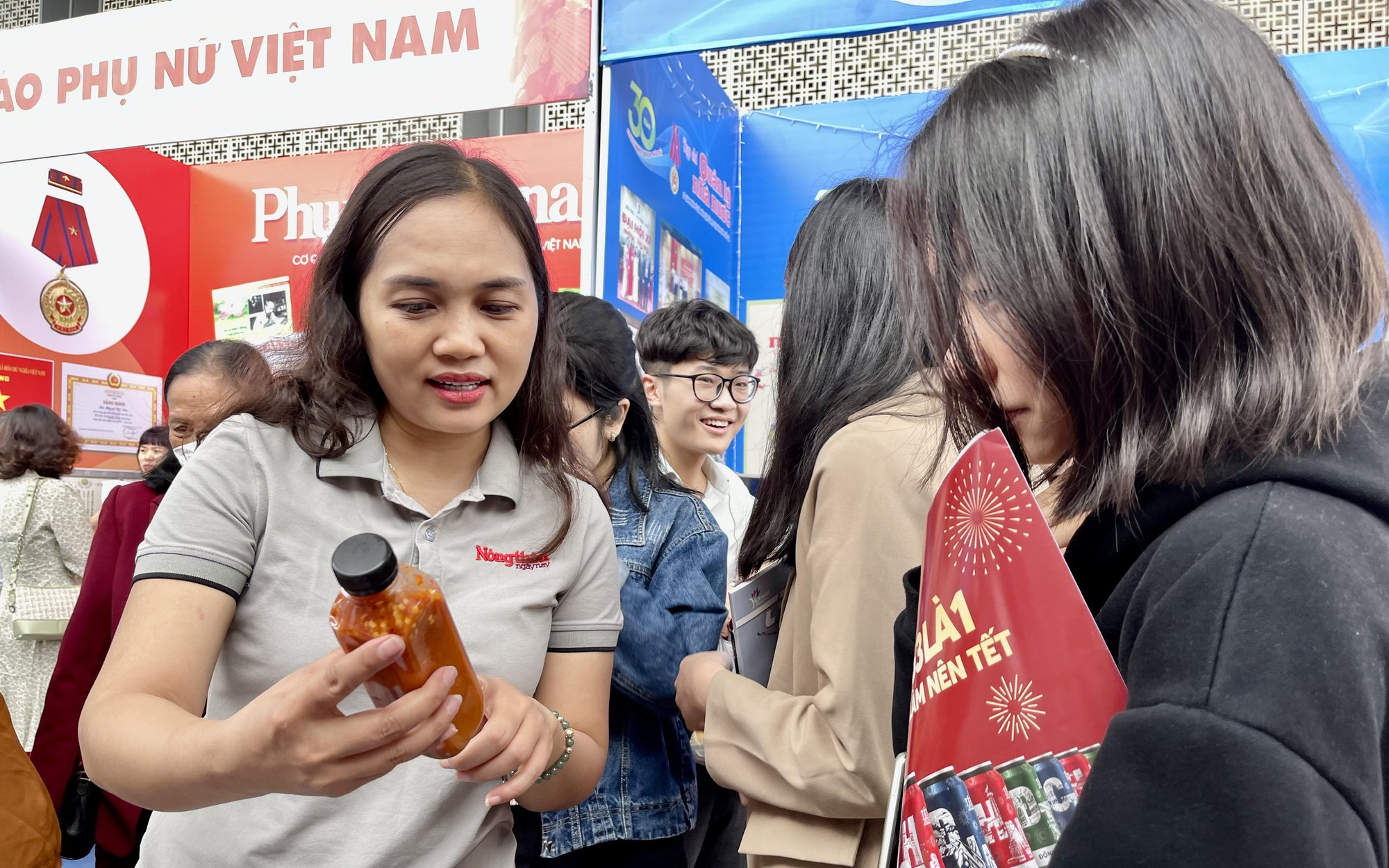 Nhộn nhịp chương trình kết nối nông sản và gây quỹ từ thiện của Báo NTNN/Điện tử Dân Việt tại Hội Báo toàn quốc