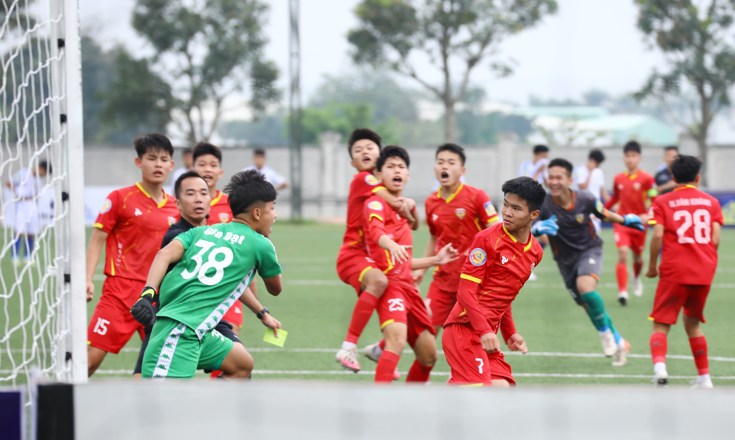 U17 Huế và Hồng Lĩnh Hà Tĩnh bị nhắc nhở sau va chạm - Ảnh 2.