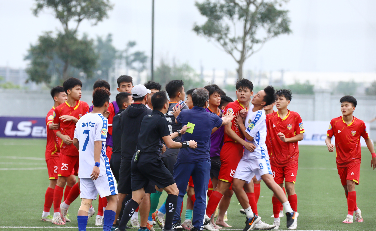 U17 Huế và Hồng Lĩnh Hà Tĩnh bị nhắc nhở sau va chạm - Ảnh 1.