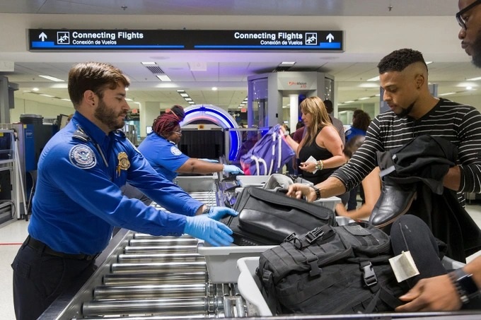 Xách đồ giúp người lạ ở sân bay, nguy cơ thành tội phạm trong tích tắc - Ảnh 2.