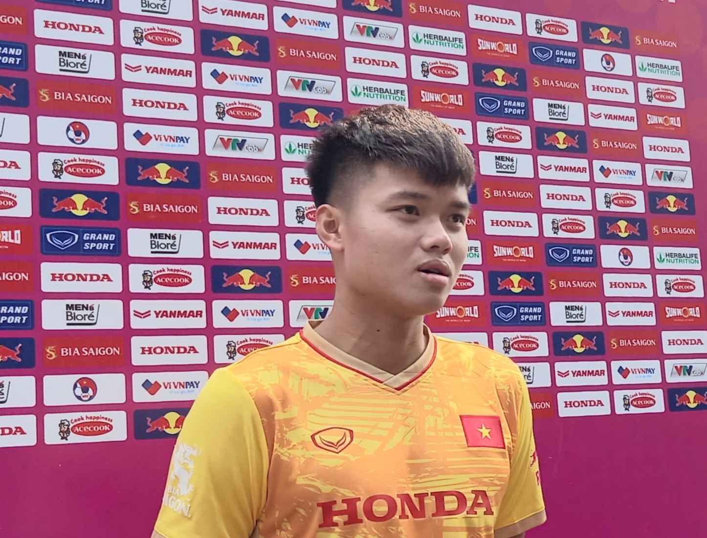 Tiền đạo U23 Việt Nam Nguyễn Văn Tùng chỉ ra điểm khác biệt của HLV Troussier - Ảnh 3.