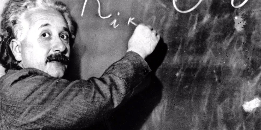 Albert Einstein: Từ cậu bé chậm nói trở thành thiên tài vật lý - Ảnh 1.