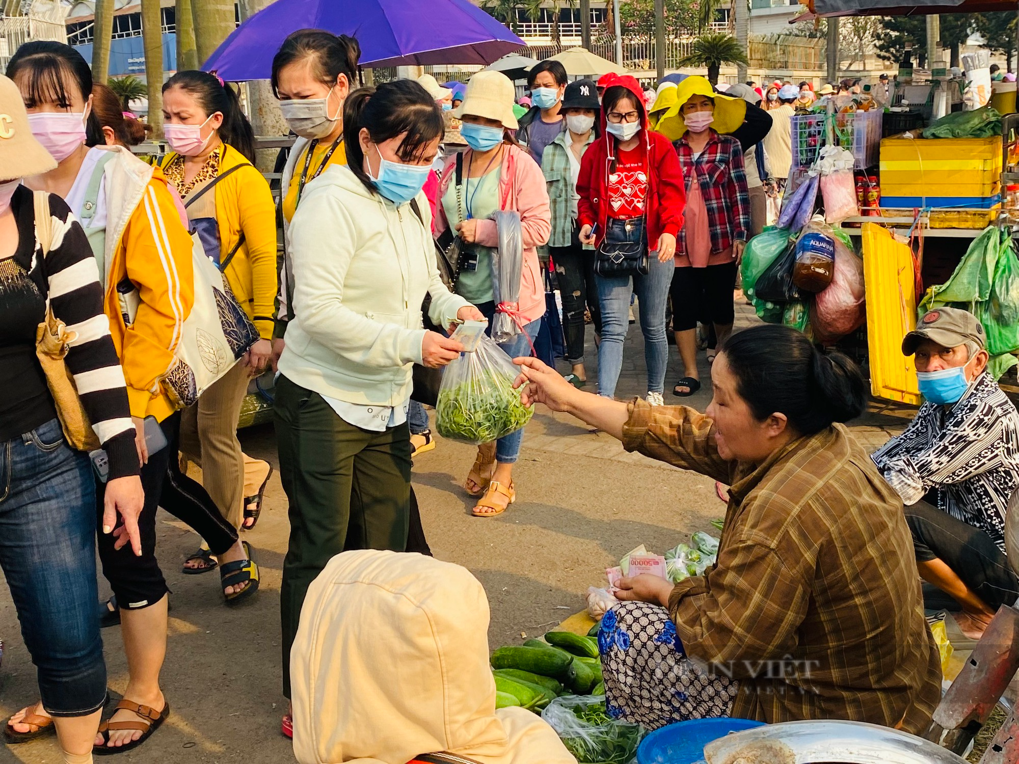 Lao động vẫn tranh cãi &quot;ì xèo&quot; vì phải đóng thuế sau mất việc tại PouYuen - Ảnh 5.