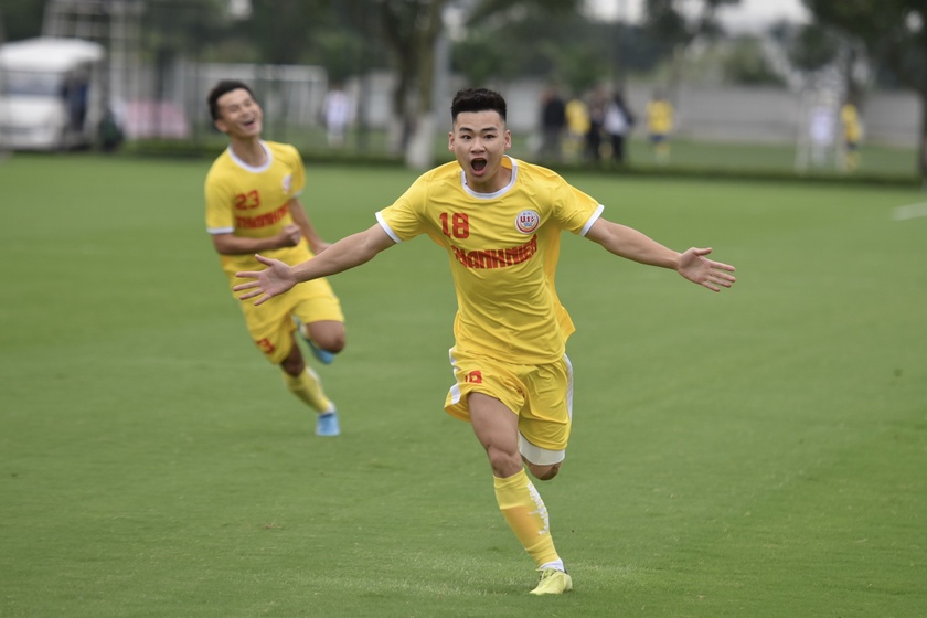 Hà Nội FC &quot;viện trợ&quot; cho Hòa Bình FC cầu thủ có cái chân trái dị như Quang Hải - Ảnh 1.
