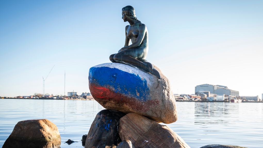Tượng nàng tiên cá nổi tiếng ở Đan Mạch bị phá hoại - Ảnh 1.