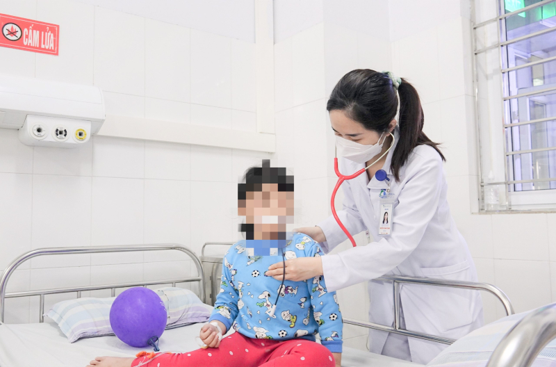 Quảng Ninh: Cấp cứu bé gái 6 tuổi ăn phải bim bim tẩm thuốc diệt chuột - Ảnh 1.