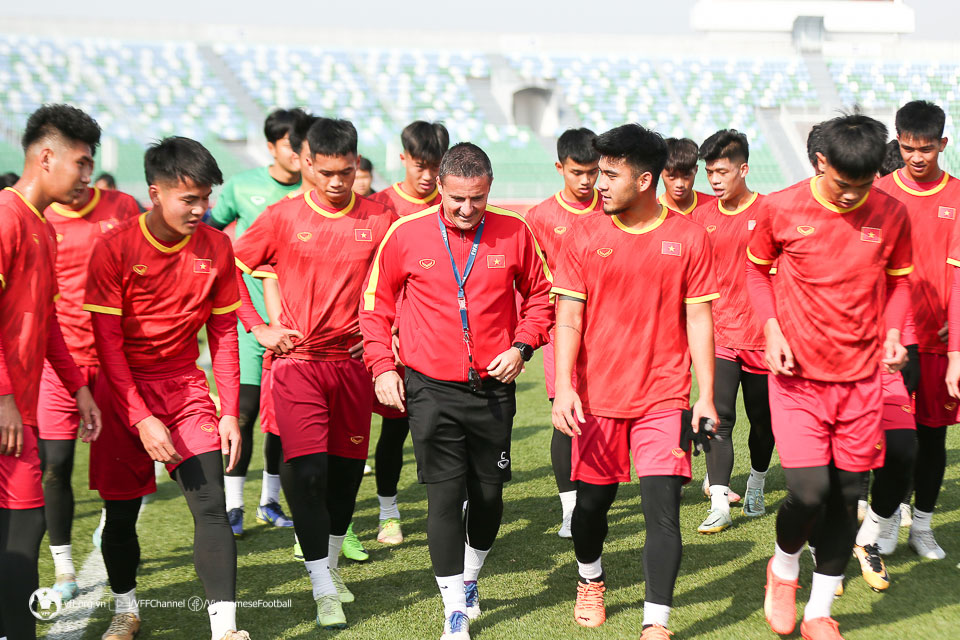 Tin tối (2/3): HLV Troussier “chấm” 4 ngôi sao U20 Việt Nam cho đội U23 - Ảnh 1.