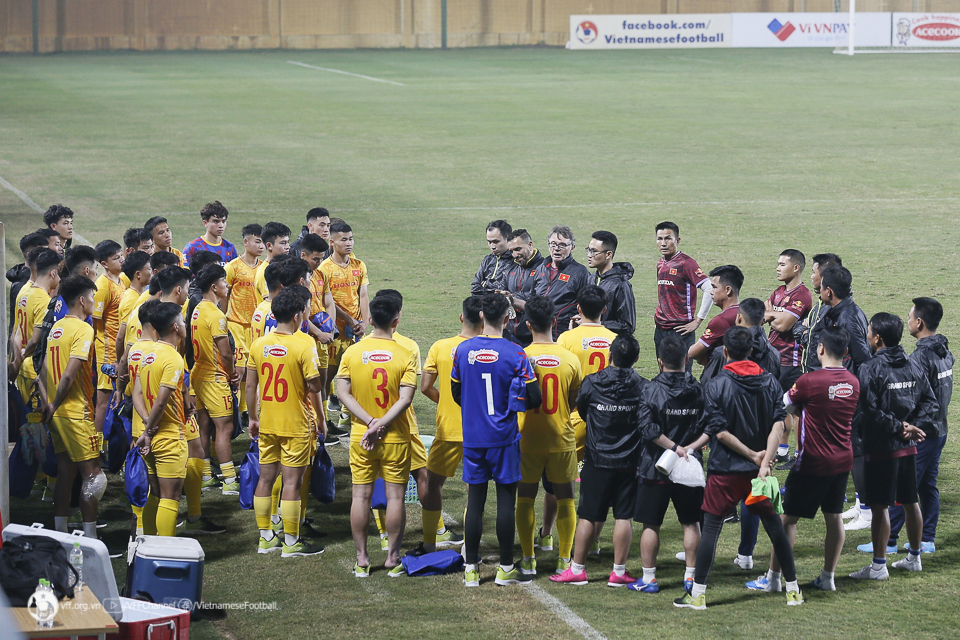 Tiền đạo U23 Việt Nam Nguyễn Văn Tùng chỉ ra điểm khác biệt của HLV Troussier - Ảnh 1.