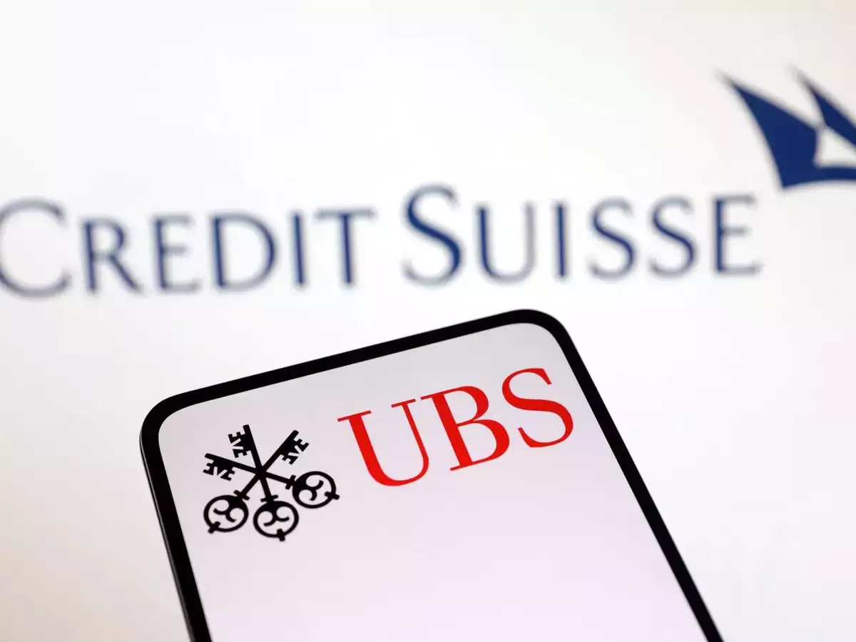 Ngân hàng lớn nhất của Thụy Sĩ, UBS đã đồng ý mua lại đối thủ ốm yếu Credit Suisse trong một thỏa thuận giải cứu khẩn cấp, nhằm ngăn chặn sự hoảng loạn trên thị trường tài chính do sự sụp đổ của hai ngân hàng Mỹ hồi đầu tháng này. Ảnh: @AFP.