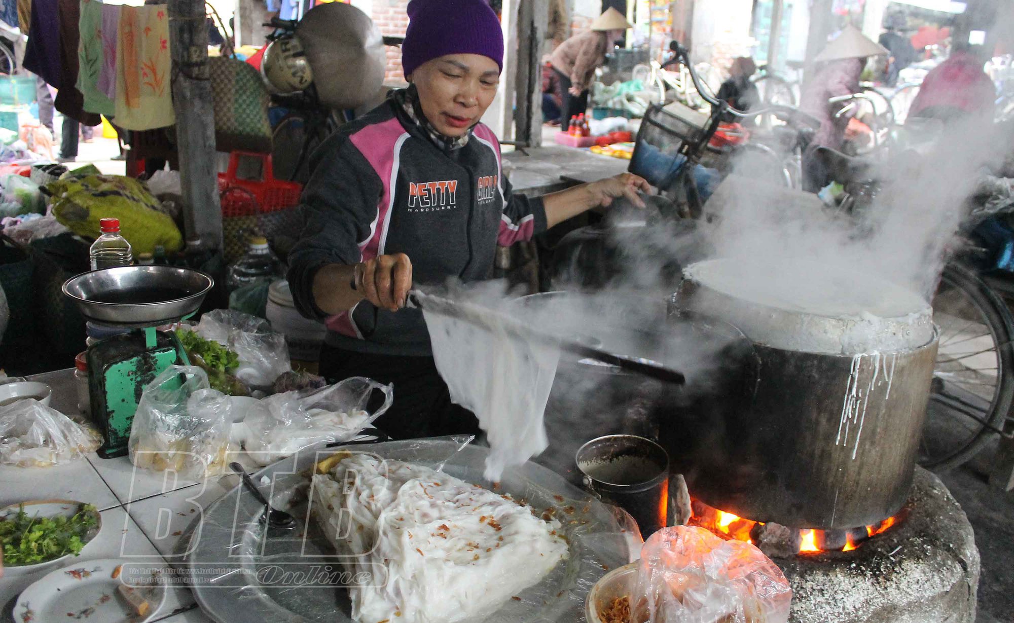 Chợ làng nổi tiếng đất Thái Bình, đi ngang qua thơm nức mùi bánh quê, chợt thèm cồn cào, vào ăn càng thèm hơn - Ảnh 4.