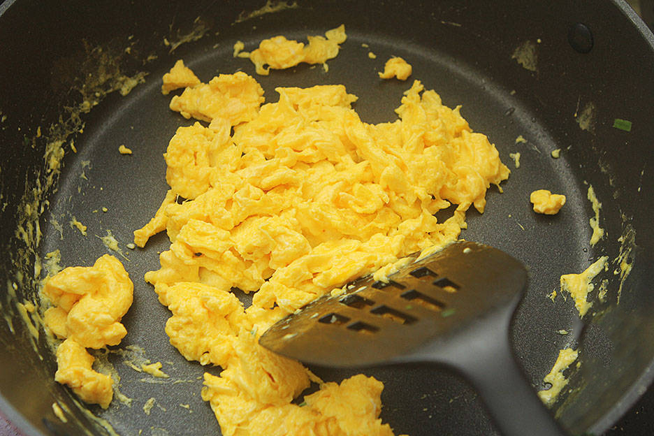 Loại rau gia vị kết hợp với trứng làm món bánh vừa ngon, lại giàu dinh dưỡng - Ảnh 2.