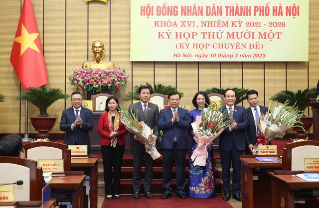 Phó Thủ tướng Trần Lưu Quang ký phê chuẩn kết quả bầu và bãi nhiệm nhân sự của Hà Nội - Ảnh 1.