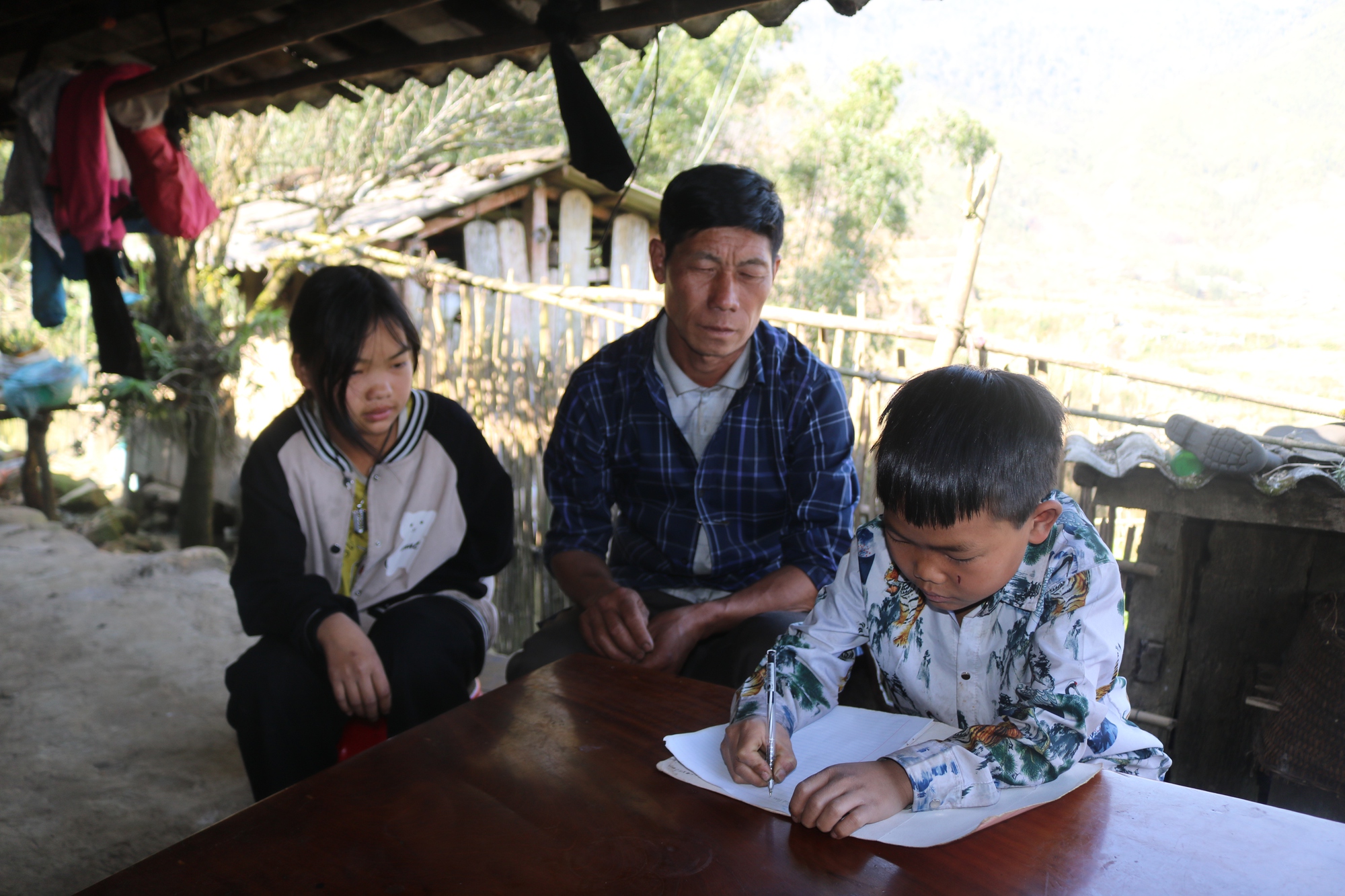Lào Cai: Bé mồ côi người Mông 13 tuổi đã có Giấy khai sinh và nhận được hỗ trợ sửa chữa nhà ở - Ảnh 4.