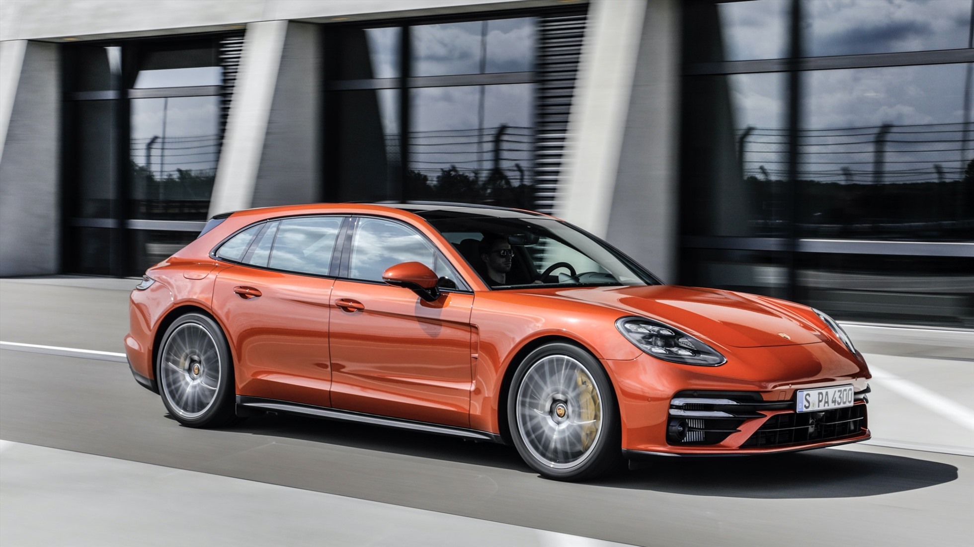 Choáng với giá của siêu xe Porsche bị lật ngửa trên cao tốc - Ảnh 2.