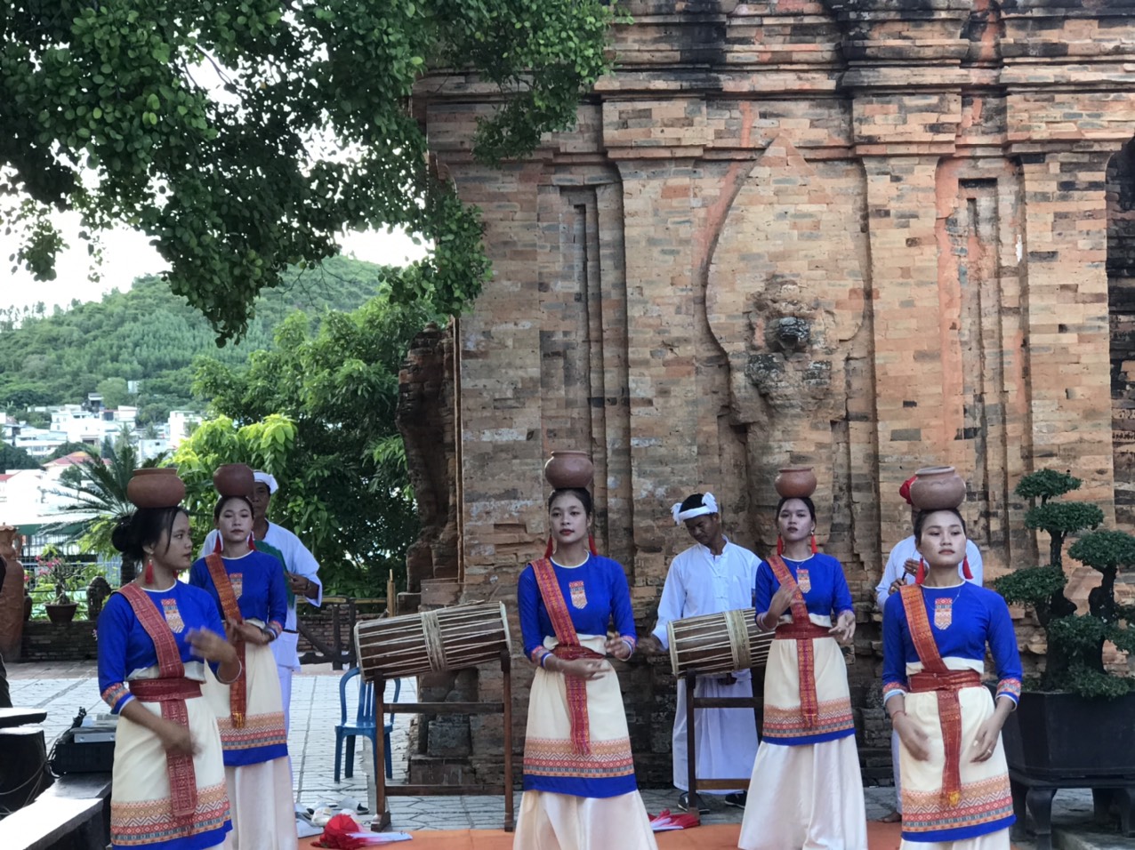 Lãnh đạo Trung tâm Bảo tồn di tích tỉnh Khánh Hòa đã xin lỗi du khách  - Ảnh 1.