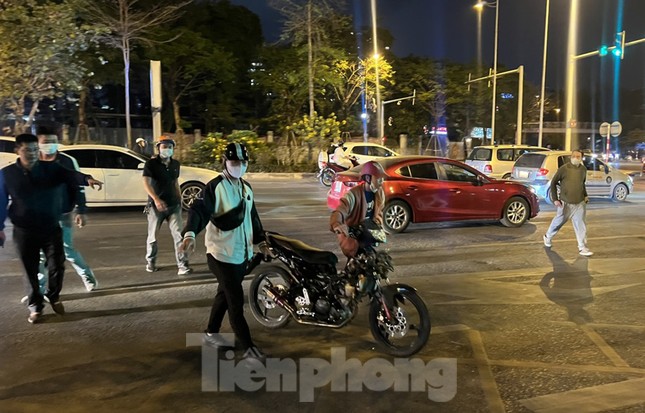 Cảnh sát 141 hóa trang tóm &quot;quái xế&quot; đi xe phân khối lớn độ pô gây náo loạn đường phố - Ảnh 3.