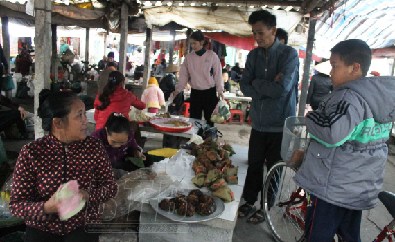 Chợ làng nổi tiếng đất Thái Bình, đi ngang qua thơm nức mùi bánh quê, chợt thèm cồn cào, vào ăn càng thèm hơn - Ảnh 1.