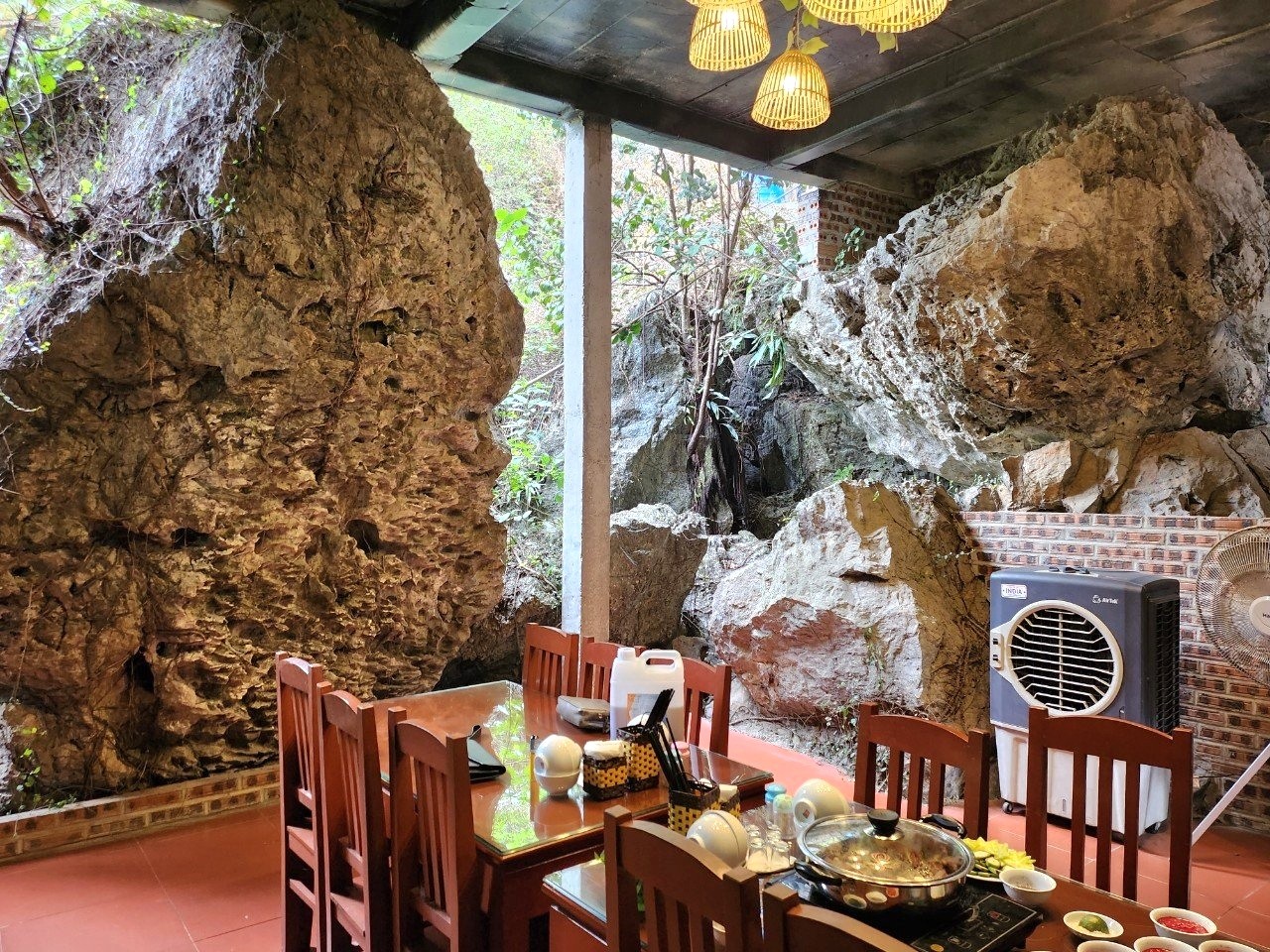 Du lịch Ninh Bình: Độc đáo nhà hàng trong hang đá - Ảnh 1.
