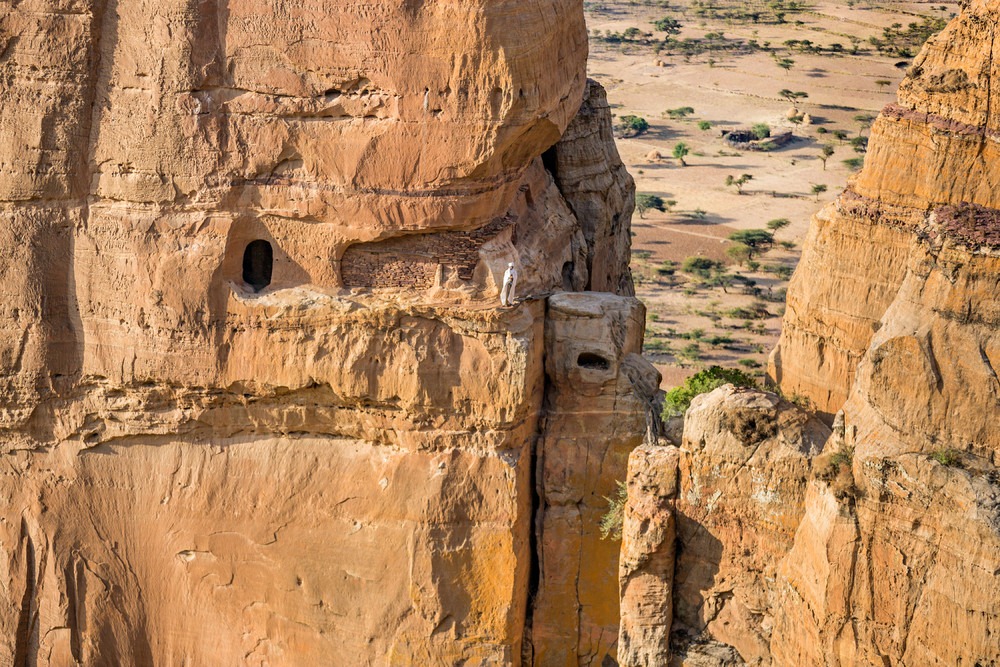 Những nhà thờ cheo leo tại Ethiopia - Ảnh 2.