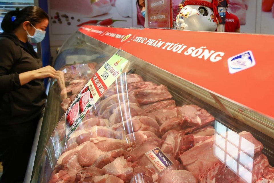 Giá thịt heo tại siêu thị ở TP.HCM giảm mạnh - Ảnh 1.