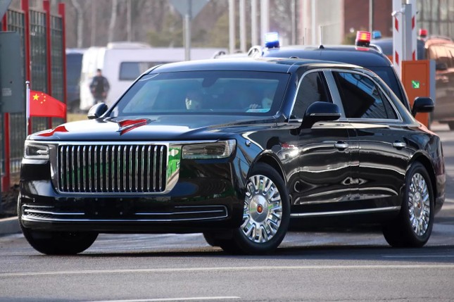 Chủ tịch Trung Quốc Tập Cận Bình sử dụng xe Limousine Hồng Kỳ trong chuyến thăm Nga - Ảnh 4.