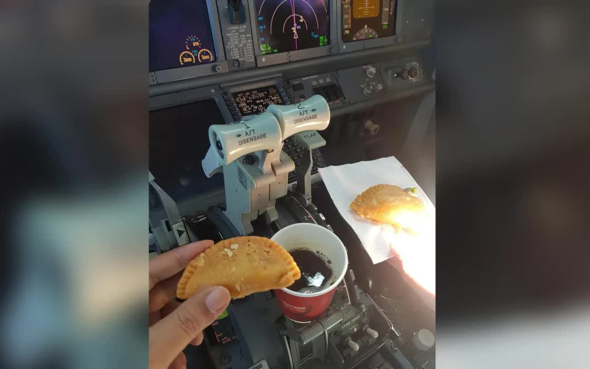 Phi công nhận "kết đắng" vì ăn bánh, uống cà phê khi lái máy bay