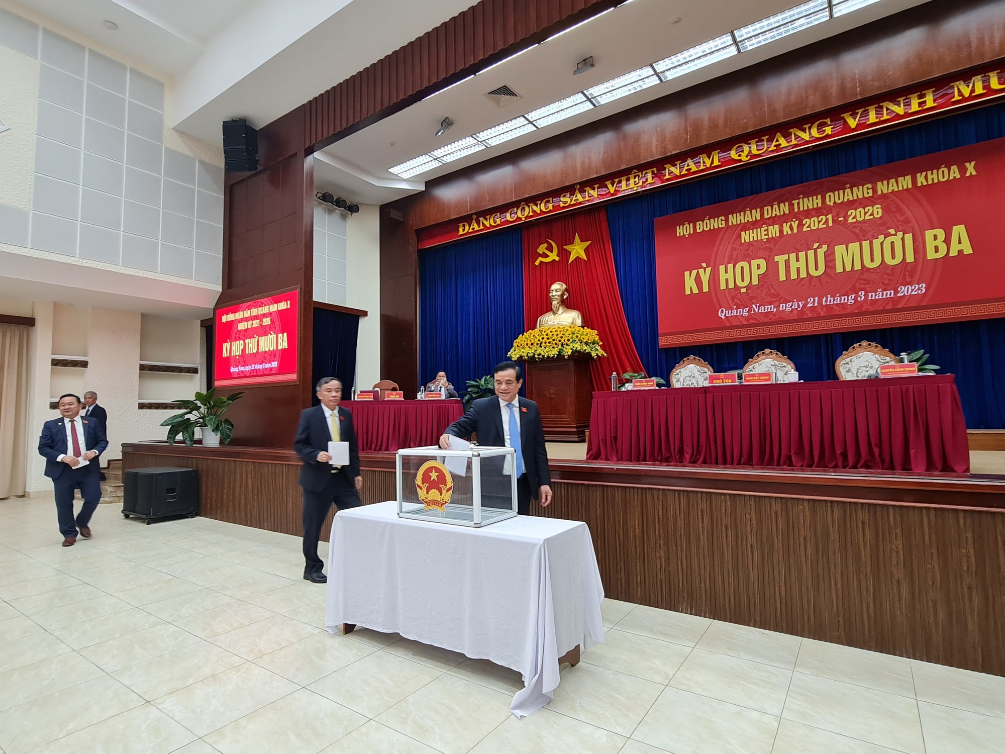 HĐND tỉnh Quảng Nam chính thức cho thôi nhiệm vụ đại biểu đối với ông Nguyễn Viết Dũng - Ảnh 1.