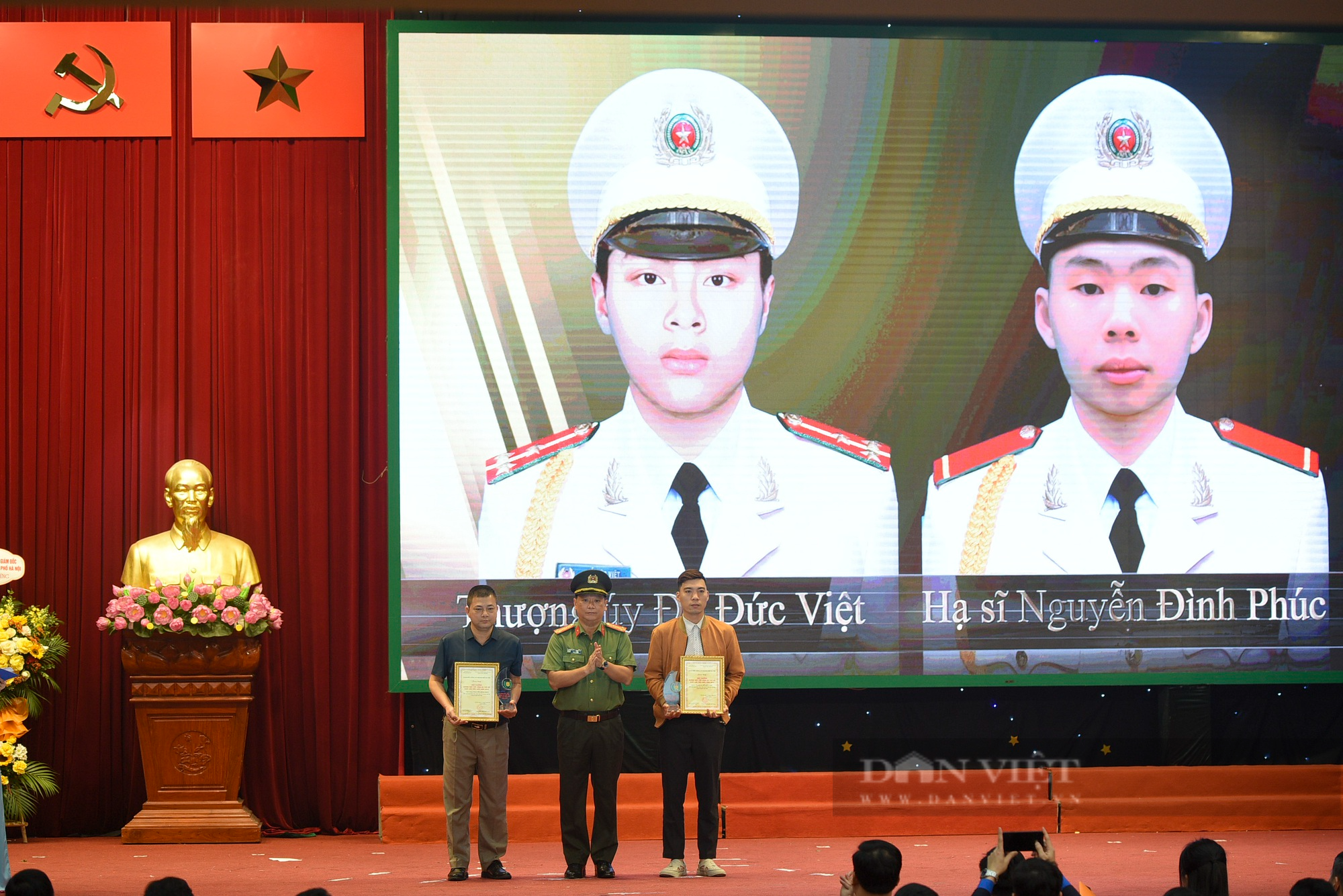 Hình ảnh lễ tuyên dương 12 gương mặt trẻ Công an Thủ đô xuất sắc, tiêu biểu năm 2022 - Ảnh 5.