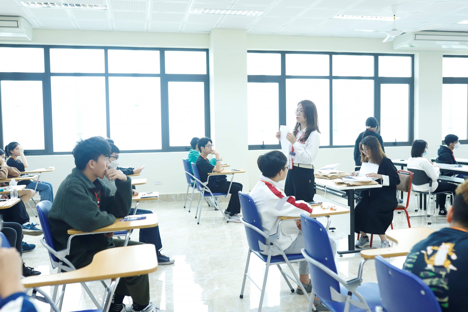 Học phí lớp 10 trường THPT không chuyên thuộc đại học ở Hà Nội  - Ảnh 1.
