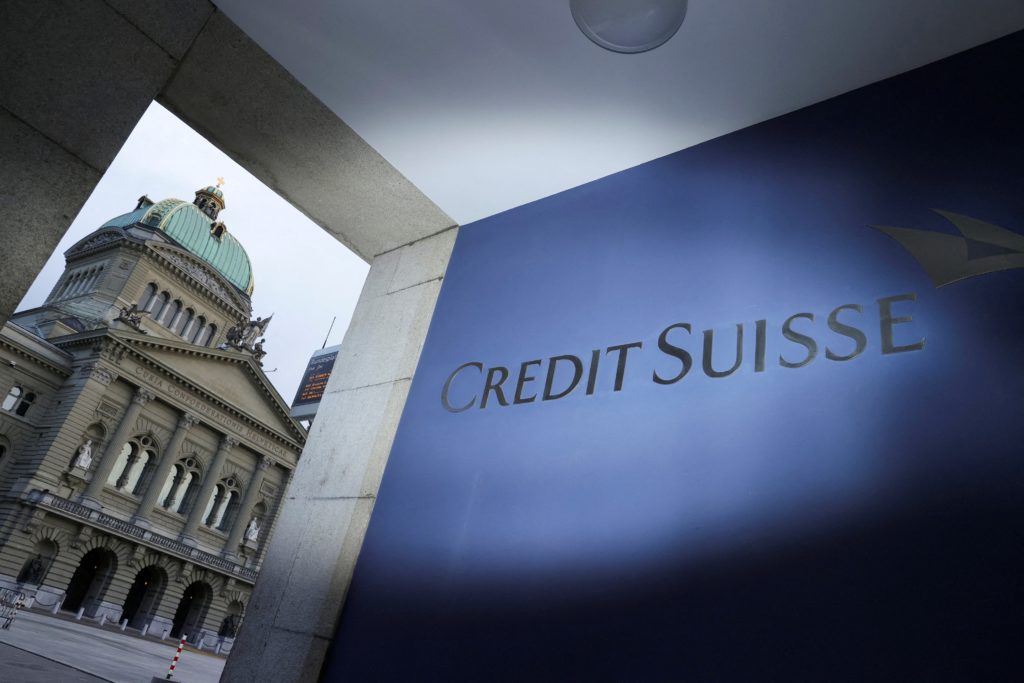 Sự thất bại của Credit Suisse sẽ có sự phân nhánh nghiêm trọng đối với các tổ chức tài chính khác của Thụy Sĩ. Danh tiếng quốc gia về quản lý tài chính thận trọng, giám sát chặt chẽ theo quy định và thẳng thắn mà nói là hơi buồn tẻ và nhàm chán đối với các khoản đầu tư, nay đã dần bị xóa sổ, vị thế trung tâm tài chính của Thụy Sĩ đang bị lung lay. Ảnh: @AFP.