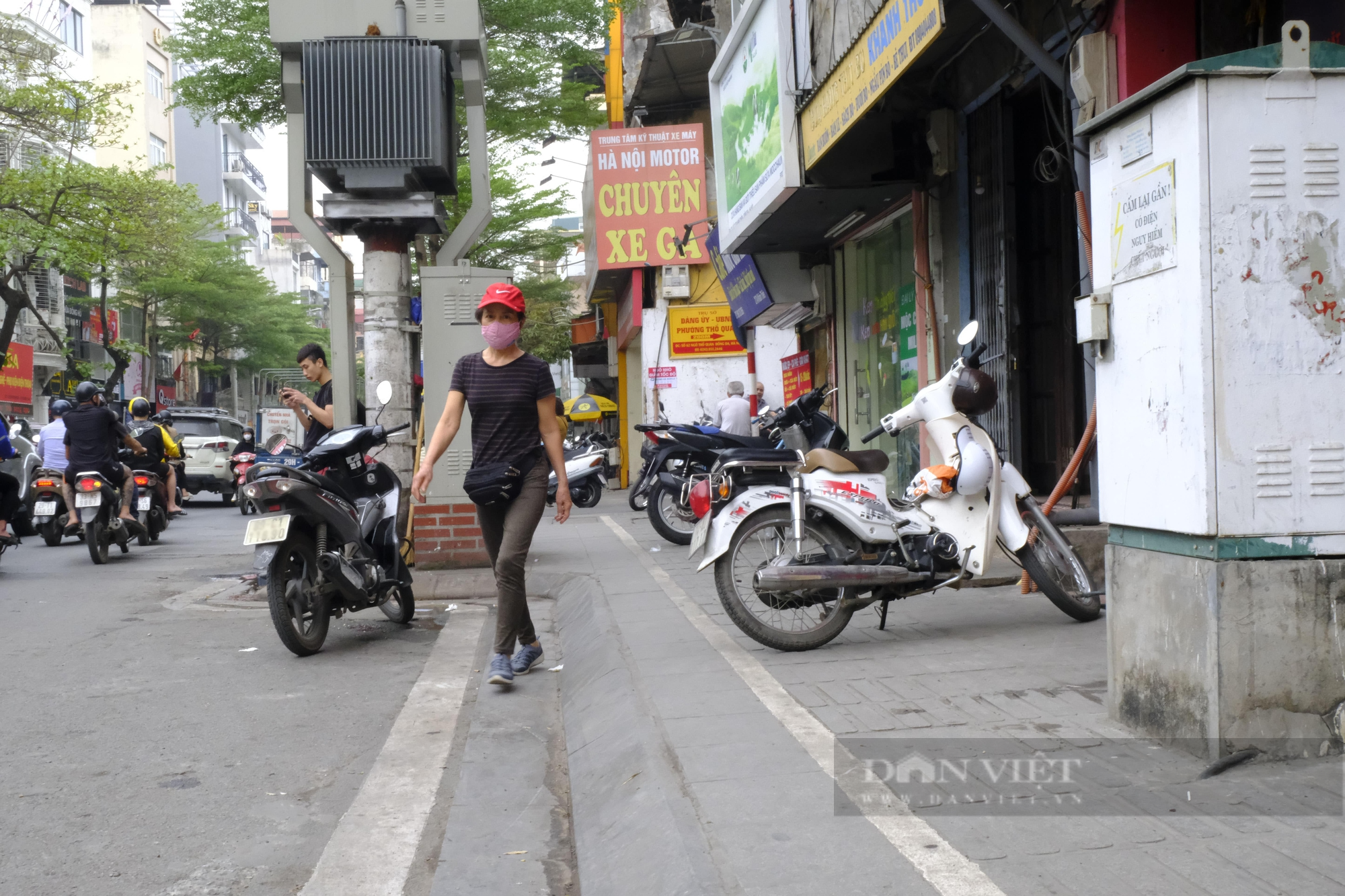 Hà Nội: Một số tuyến phố vạch kẻ đường đâm thẳng bốt điện, cột đèn đường - Ảnh 6.