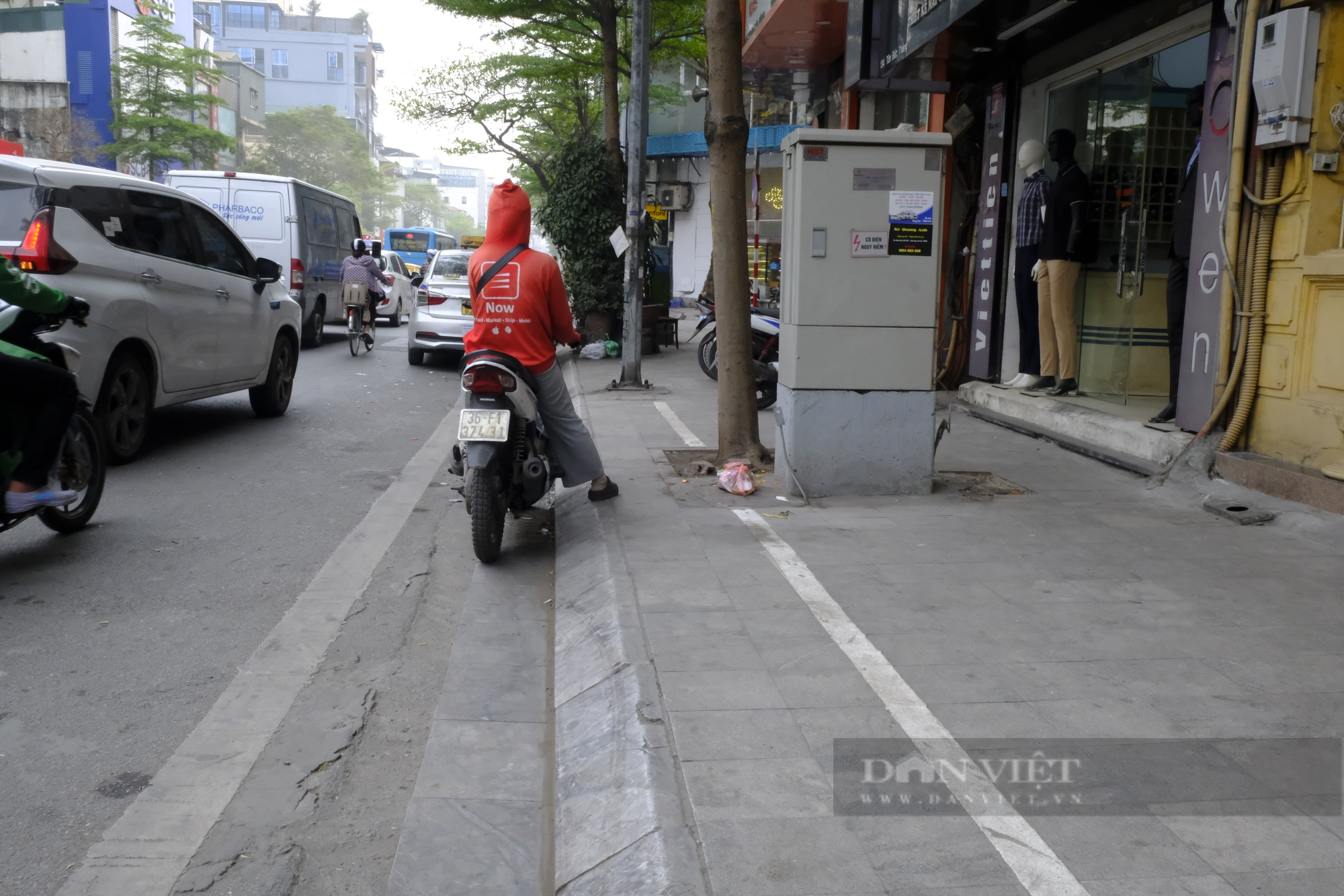 Hà Nội: Một số tuyến phố vạch kẻ đường đâm thẳng bốt điện, cột đèn đường - Ảnh 7.