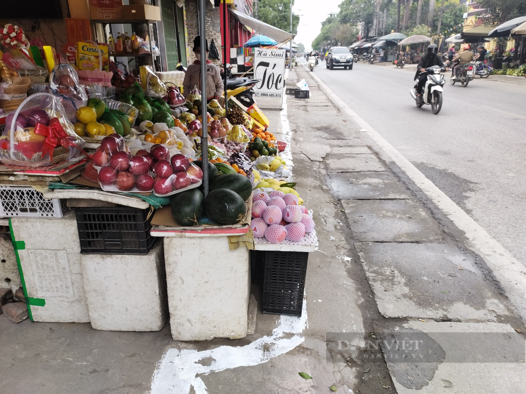 Thanh Oai (Hà Nội): Vạch sơn trắng &quot;kỳ lạ&quot; đẩy người đi bộ ra mép đường - Ảnh 1.