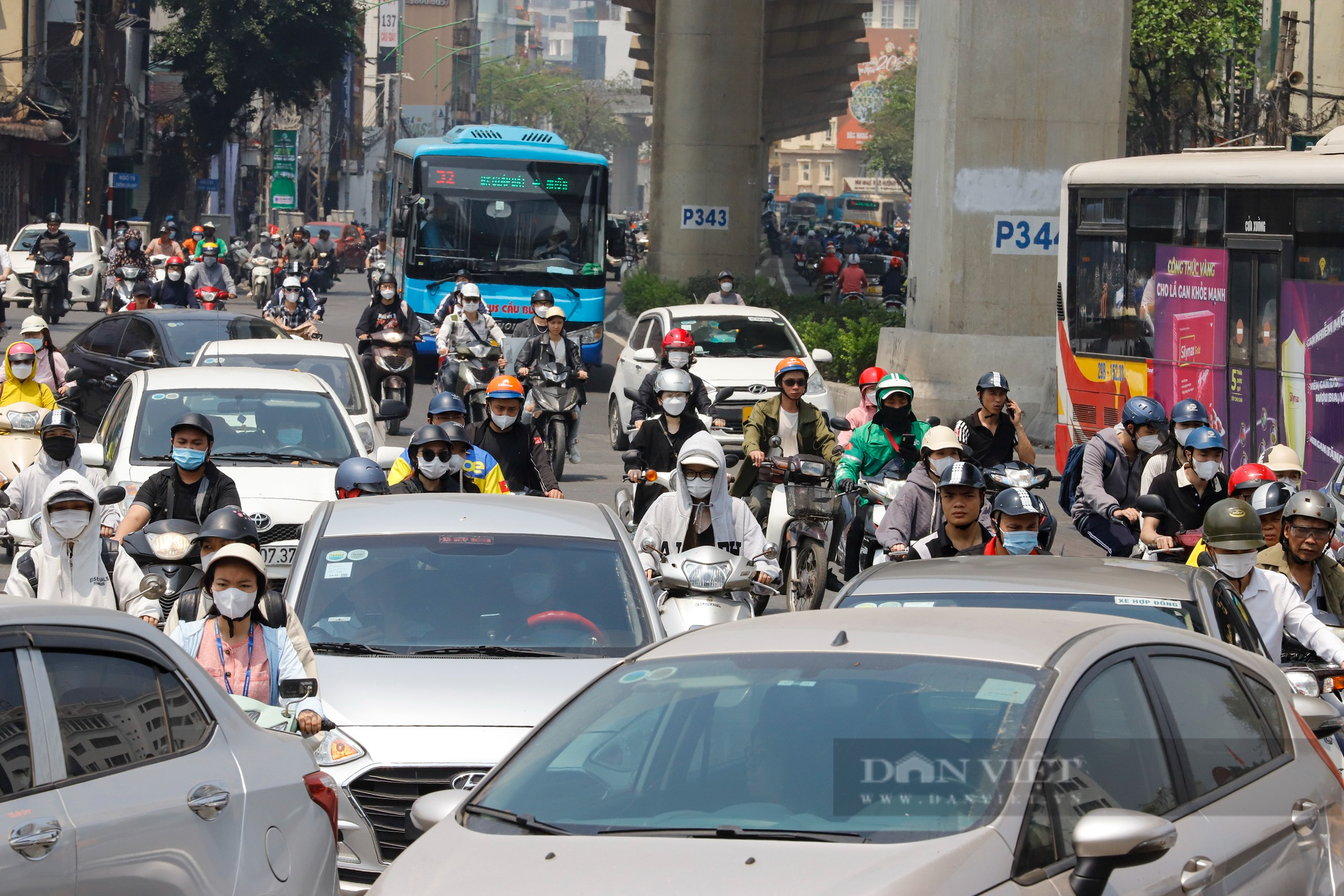 Hà Nội nắng nóng 39 độ C, người diện thời trang &quot;mát mẻ&quot;, người hóa thân thành &quot;Ninja&quot; khi ra đường - Ảnh 3.