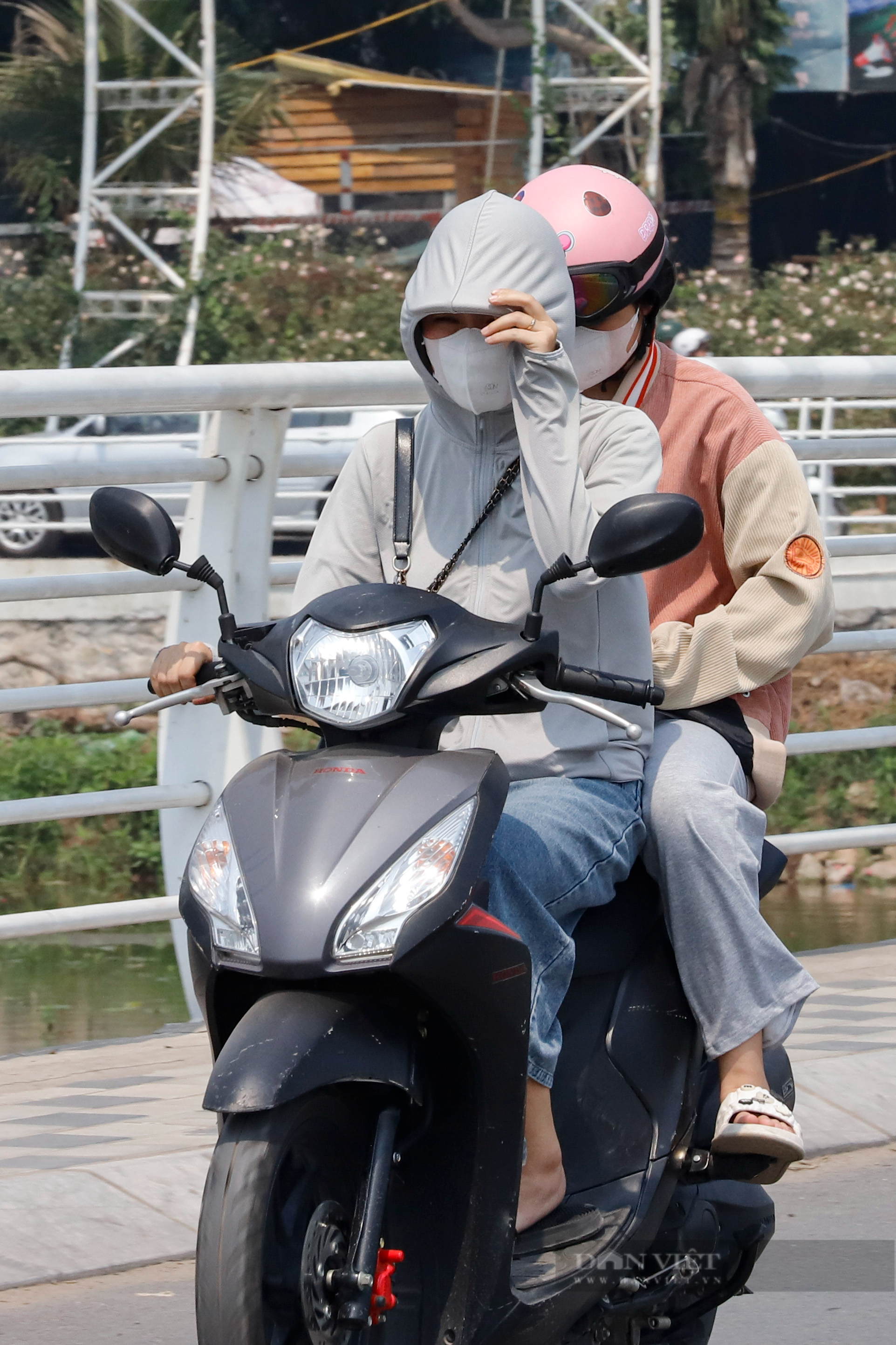 Hà Nội nắng nóng 39 độ C, người diện thời trang &quot;mát mẻ&quot;, người hóa thân thành &quot;Ninja&quot; khi ra đường - Ảnh 4.