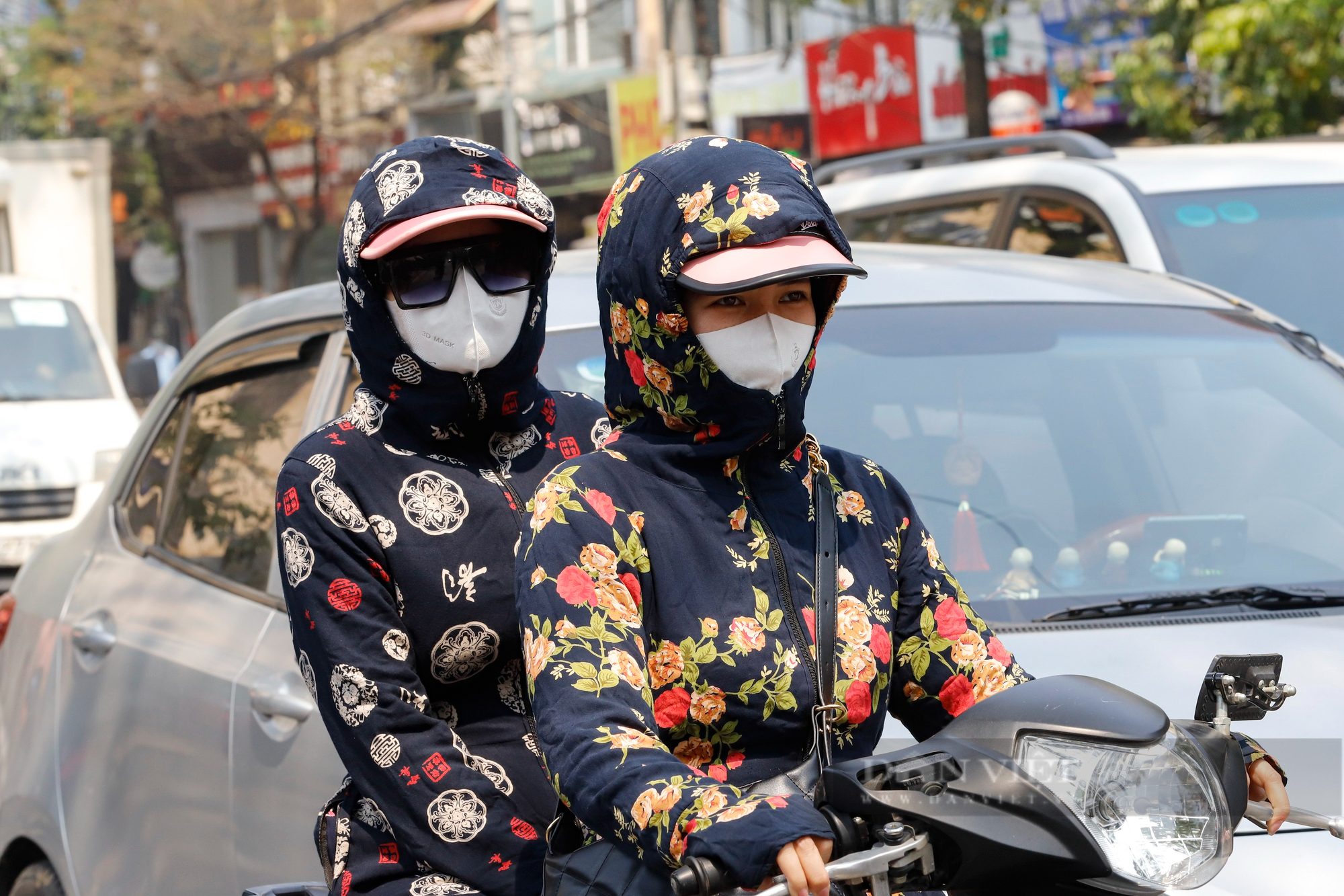 Hà Nội nắng nóng 39 độ C, người diện thời trang &quot;mát mẻ&quot;, người hóa thân thành &quot;Ninja&quot; khi ra đường - Ảnh 5.