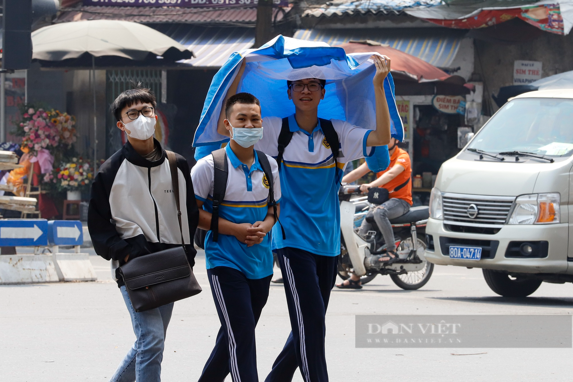 Hà Nội nắng nóng 39 độ C, người diện thời trang &quot;mát mẻ&quot;, người hóa thân thành &quot;Ninja&quot; khi ra đường - Ảnh 6.