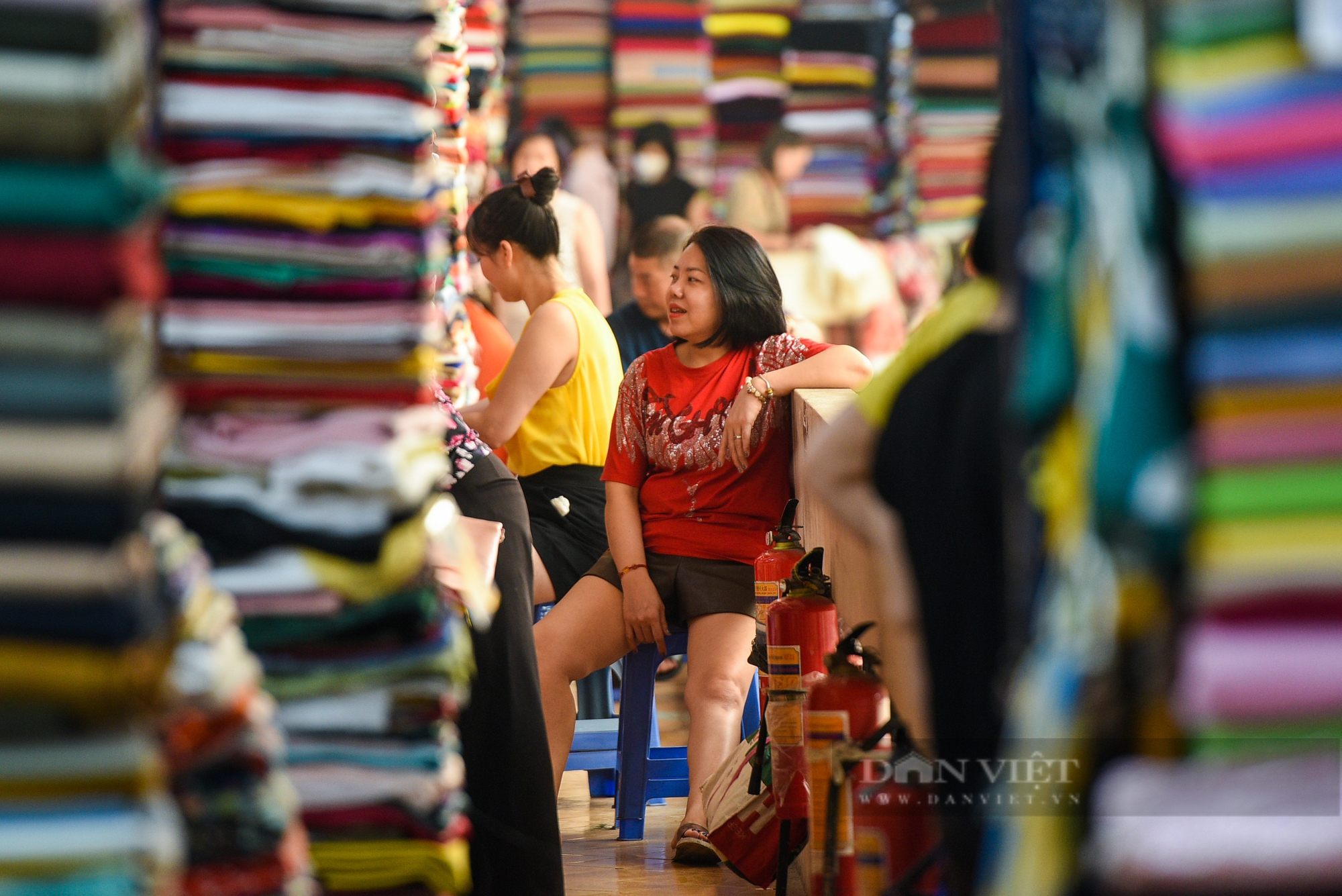 Hình ảnh vắng khách của hai khu chợ nổi tiếng ở Hà Nội - Ảnh 10.