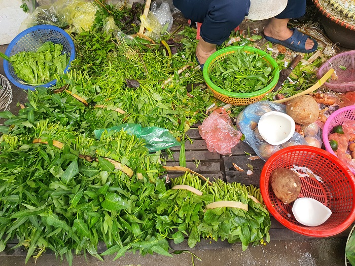 Loại rau quốc dân ở Việt Nam bán theo mớ to đầy ngoại chợ, sang nước ngoài đếm cọng tính tiền - Ảnh 1.