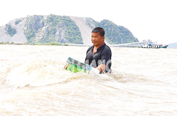 Người đàn ông mù lặn như rái cá, bắt cá thiện xạ, cả làng phục sát đất - Ảnh 1.