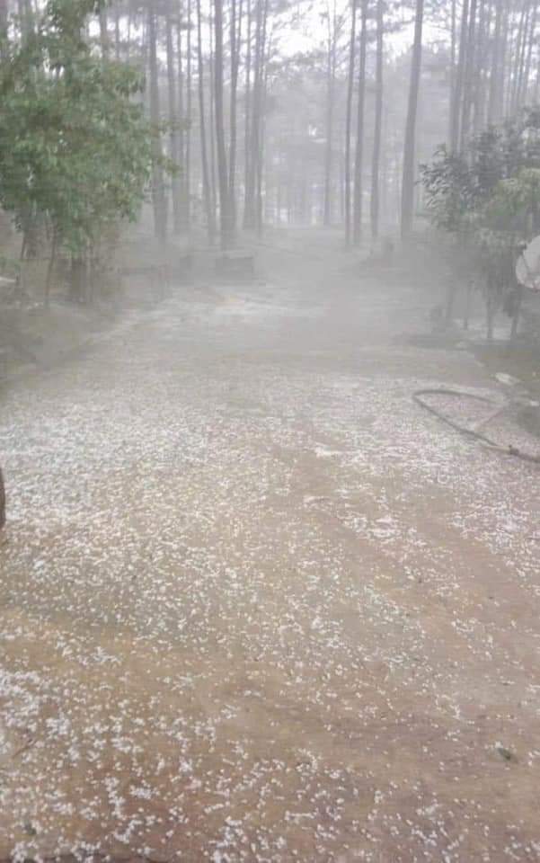 Bất ngờ với những đống đá sau trận mưa đá đầu mùa tại Lâm Đồng - Ảnh 4.