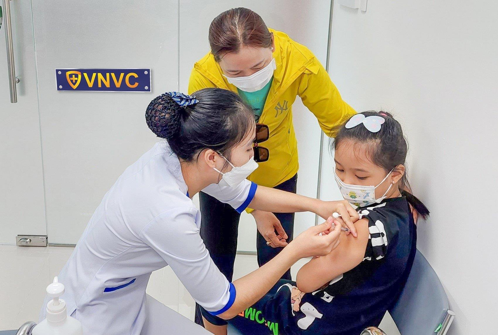 10.000 mũi Vaccine cúm miễn phí vì cộng đồng được bảo vệ bởi vaccine - Ảnh 1.