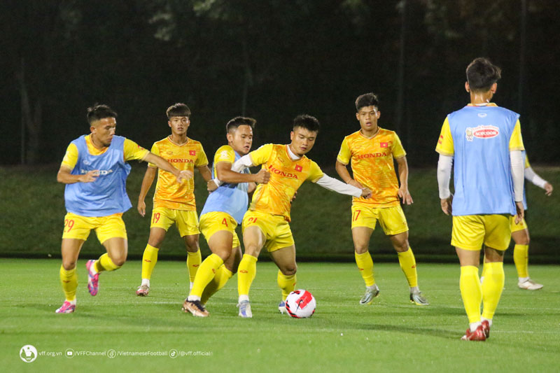 Tin tối (22/3): Bất ngờ về số cầu thủ cao trên 1m80 của U23 Việt Nam - Ảnh 1.