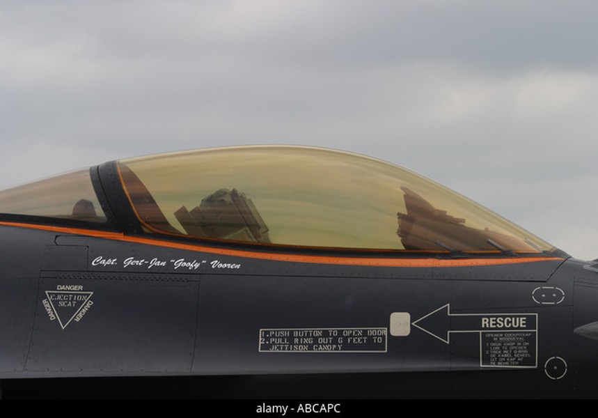 Bí ẩn lớp vàng dát mỏng trên kính buồng lái tiêm kích F-16 Mỹ - Ảnh 11.