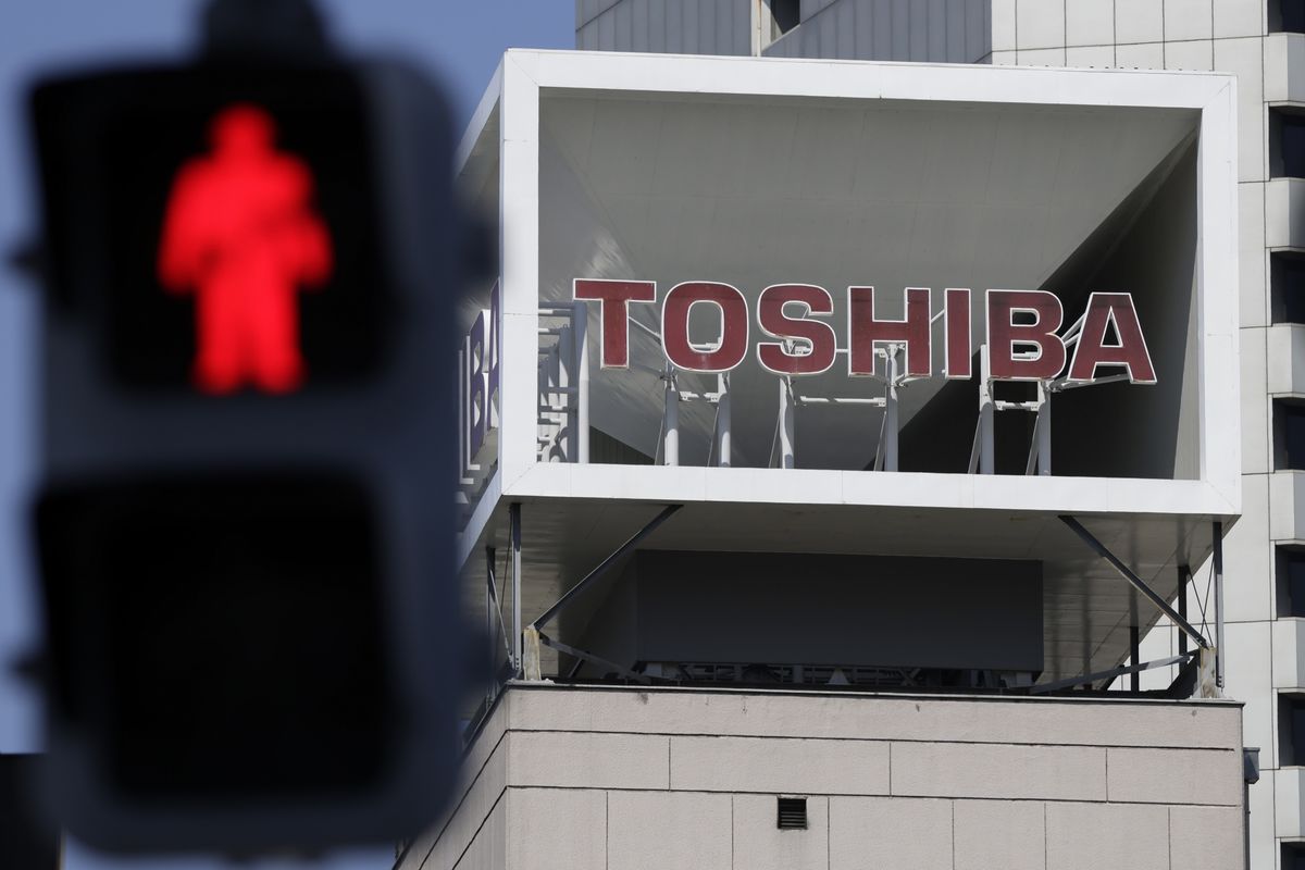 Ai đã mua Toshiba với giá hơn 15 tỷ USD? - Ảnh 1.