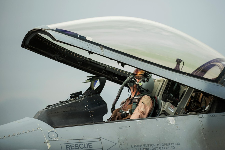 Bí ẩn lớp vàng dát mỏng trên kính buồng lái tiêm kích F-16 Mỹ - Ảnh 15.