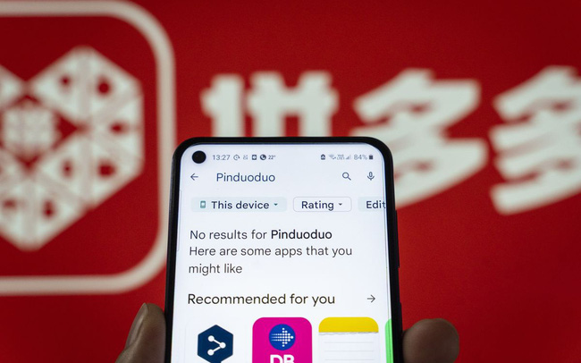 Trong một tuyên bố, Pinduoduo nói rằng Google đã không chia sẻ thêm chi tiết với công ty ngoài việc thông báo rằng phiên bản hiện tại của ứng dụng &quot;không tuân thủ chính sách của Google&quot;. Ảnh: @AFP.