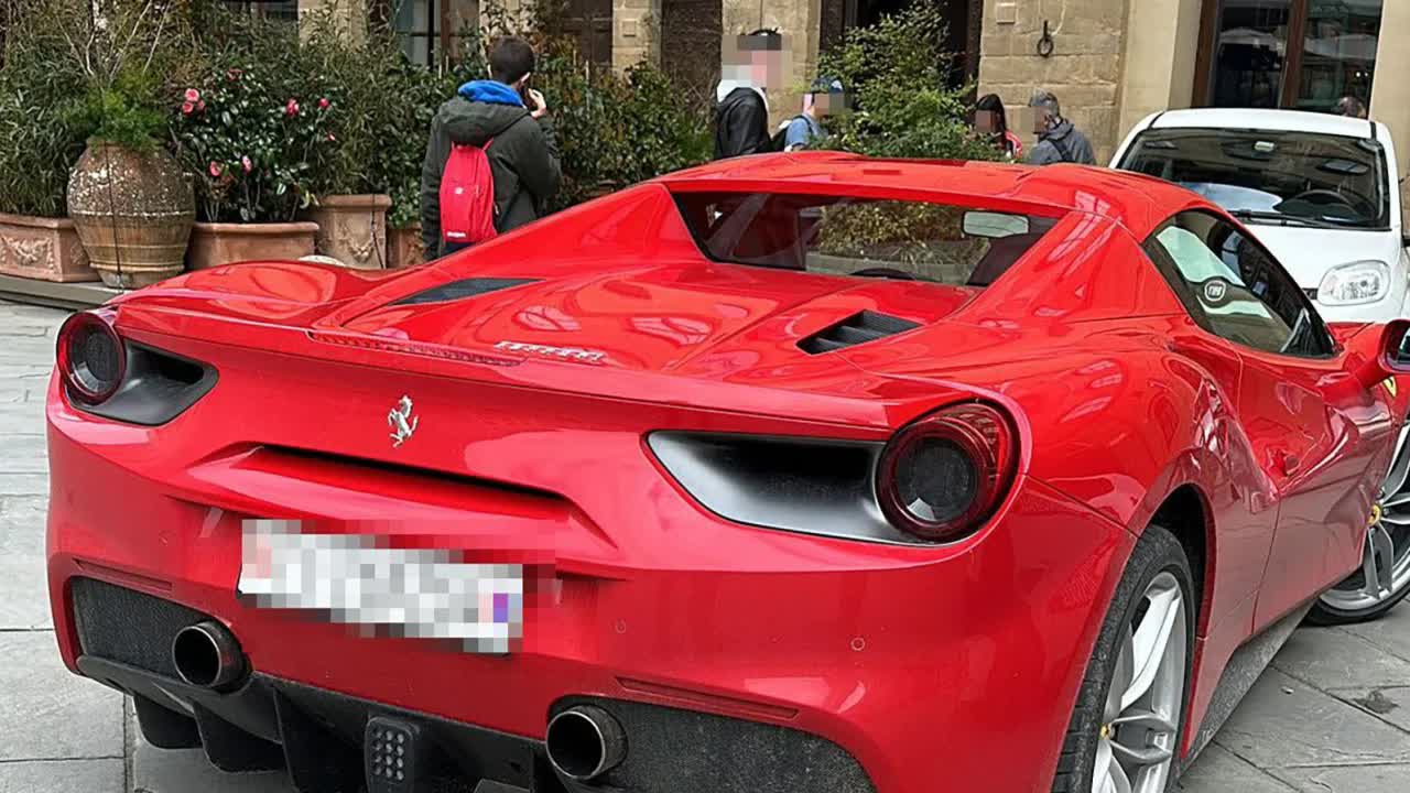 Italia: Du khách gặp &quot;kết đắng&quot; vì lái &quot;ngựa chiến&quot; Ferrari ở quảng trường nổi tiếng - Ảnh 1.