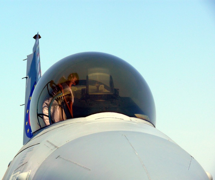 Bí ẩn lớp vàng dát mỏng trên kính buồng lái tiêm kích F-16 Mỹ - Ảnh 8.