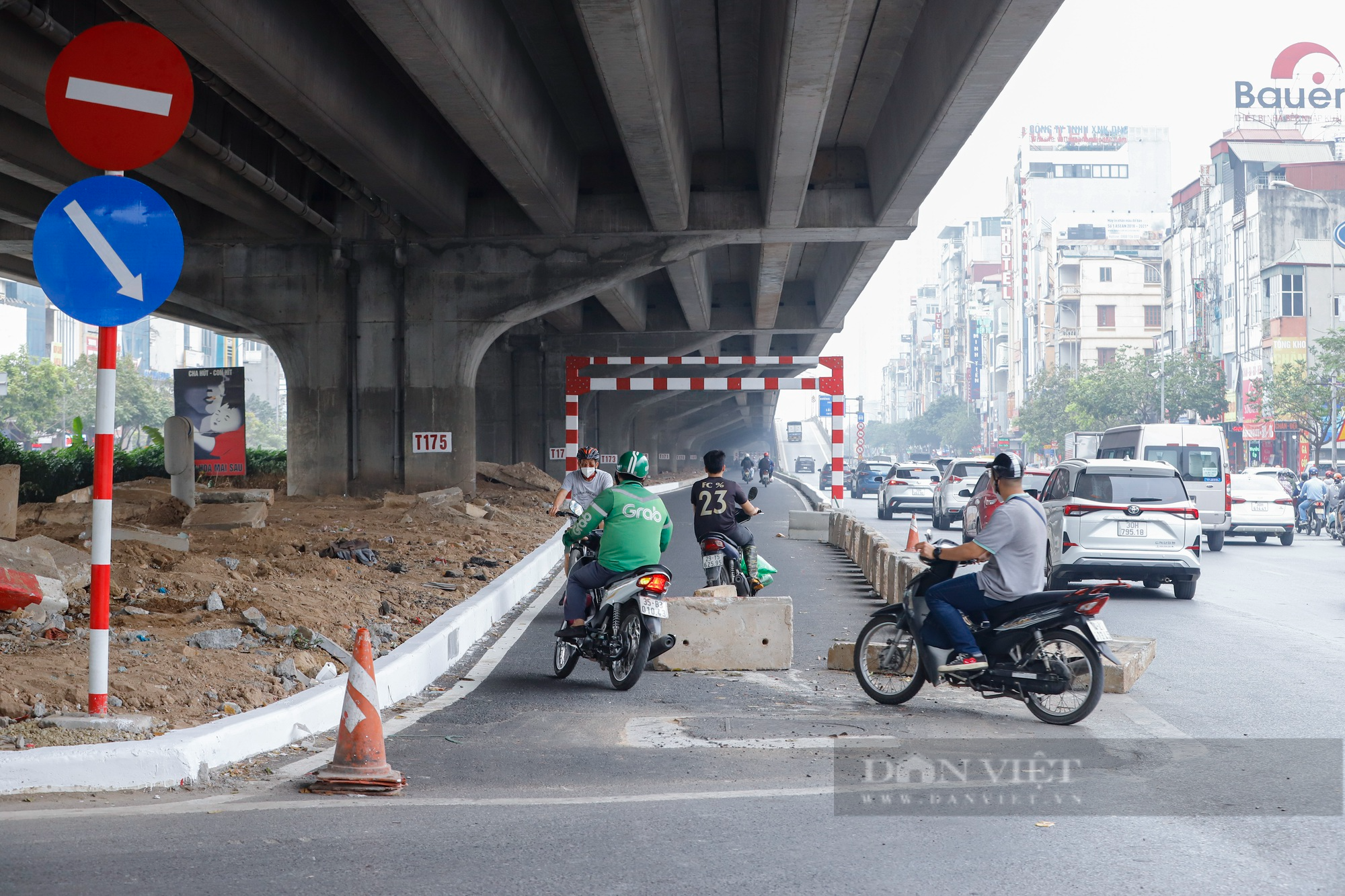 Hà Nội: Xe máy lách rào chắn, tạt đầu ô tô tại đoạn đường bỏ không chờ &quot;nghiệm thu&quot; - Ảnh 3.